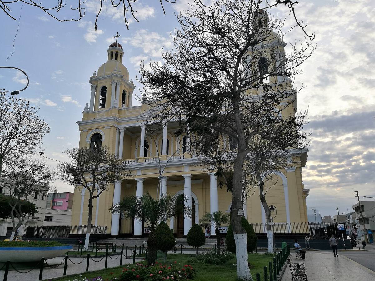 La catedral de Chiclayo, amarilla y de columnas blancas, vista desde la Plaza de Armas