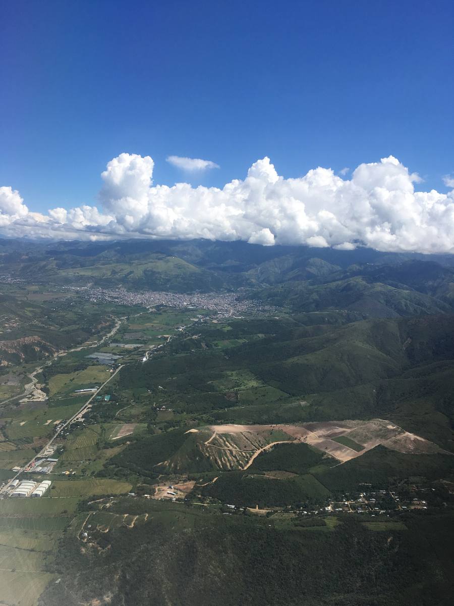 Jaén y su valle verde vistos desde el aire, con cerros y nubes al fondo