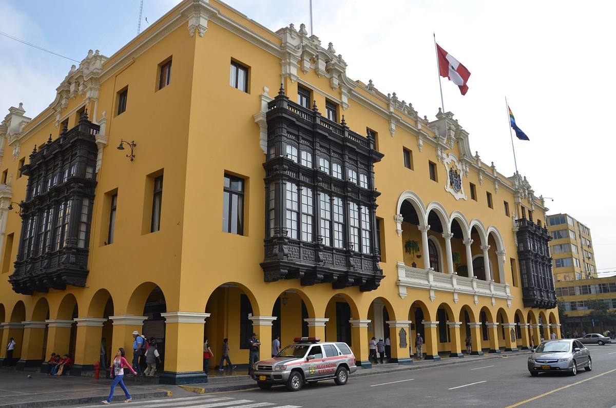 El palacio municipal de Lima, amarillo con balcones de madera, en la Plaza de Armas